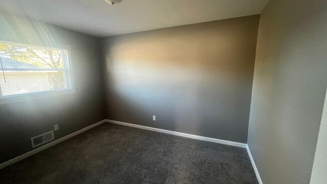 Building Photo - 5922 N 84th St