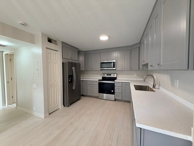 Building Photo - Beautiful Remodeled Townhome