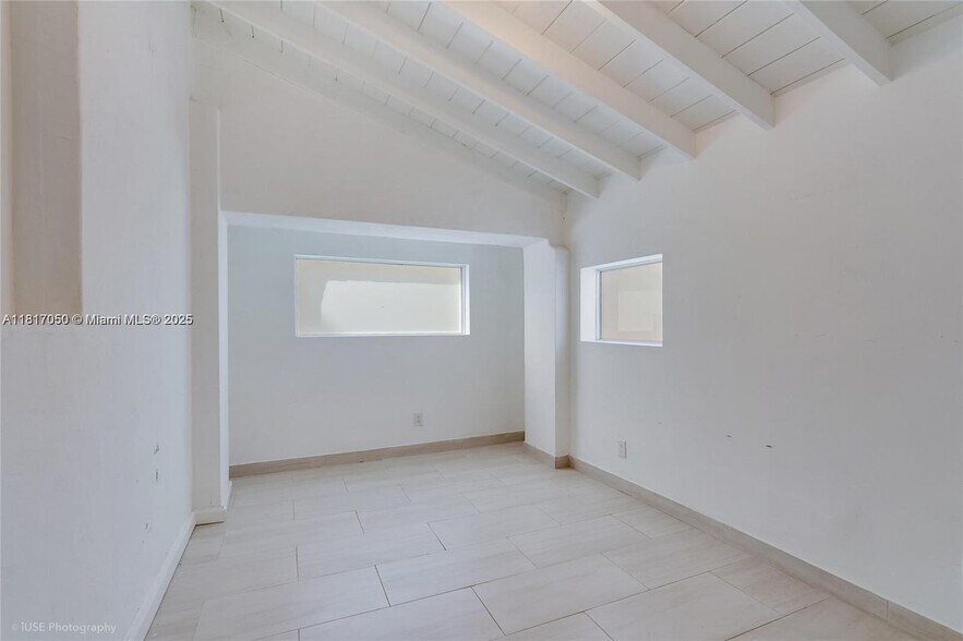 Building Photo - 1615 Bay Dr