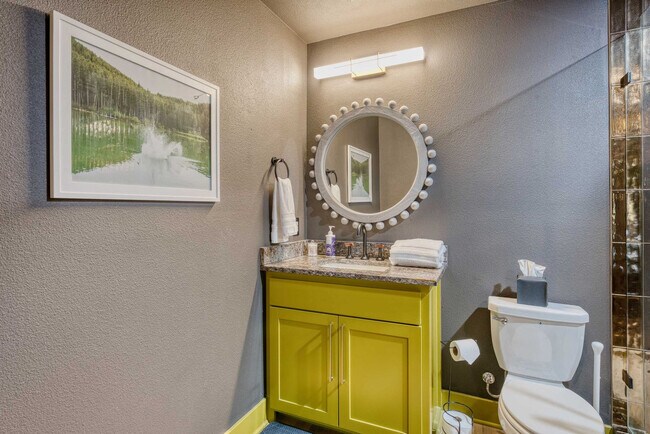 Building Photo - 1780 N Walnut Ave