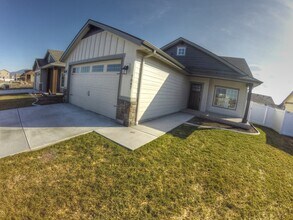 Building Photo - 2 Story in The Landings!