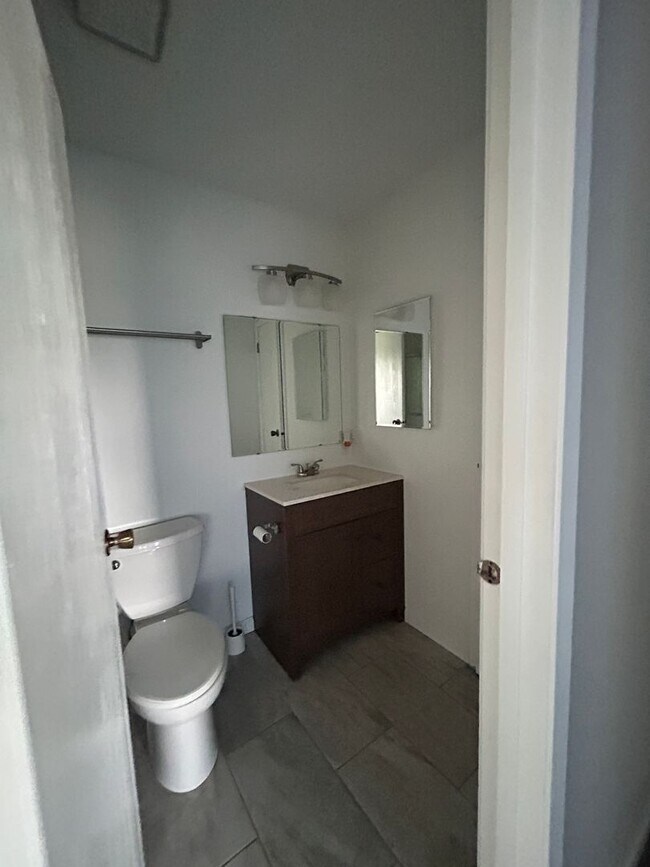 Building Photo - 537 Windrift Dr