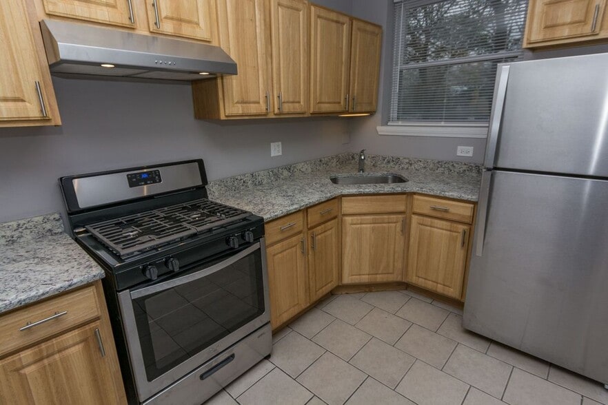 Building Photo - 1141 E 79th Pl