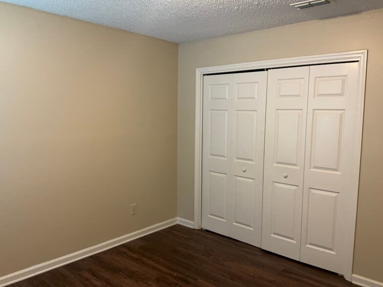 Building Photo - 7691 Enderby Ave E