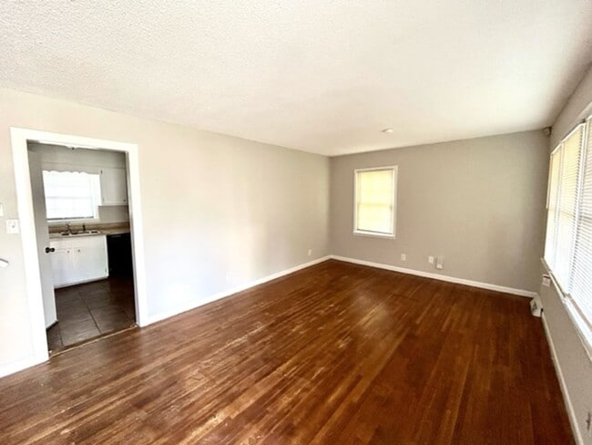 Building Photo - THREE BEDROOM/TWO BATH SPACIOUS HOME - CENTRAL LOCATION