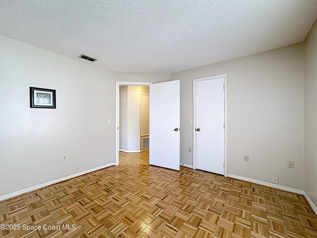 Building Photo - 3033 Dunhill Dr