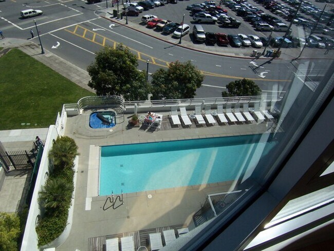 Building Photo - Excellent South Beach Location-1 Bed/1 Bath in Amenity Building with W/D & Garage Parking!