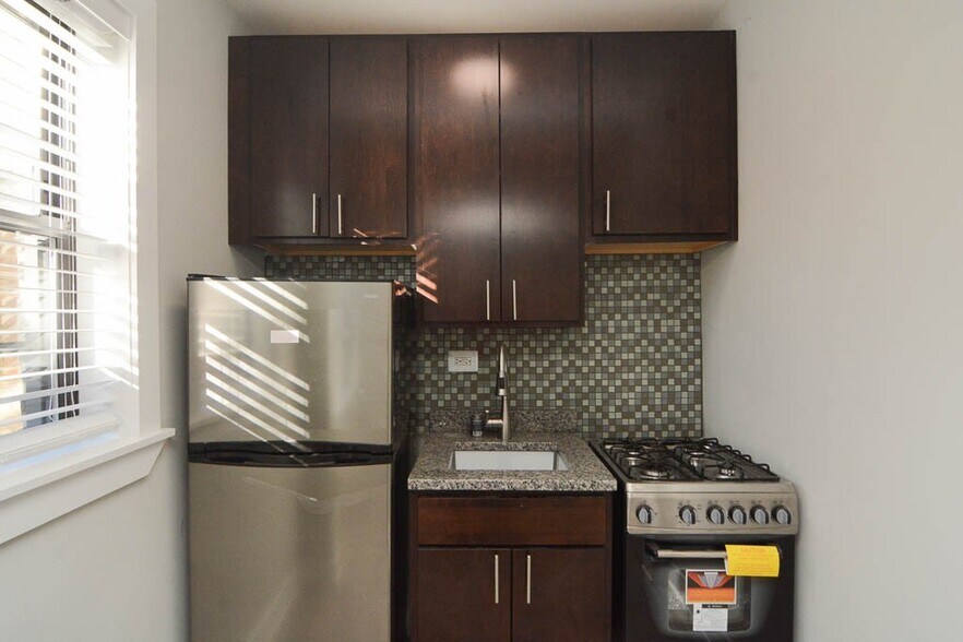 Building Photo - 4551 N Damen Ave