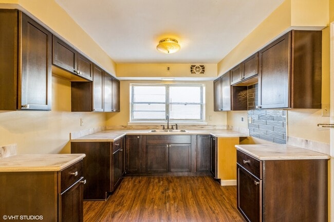 Building Photo - 1906 W 80th St