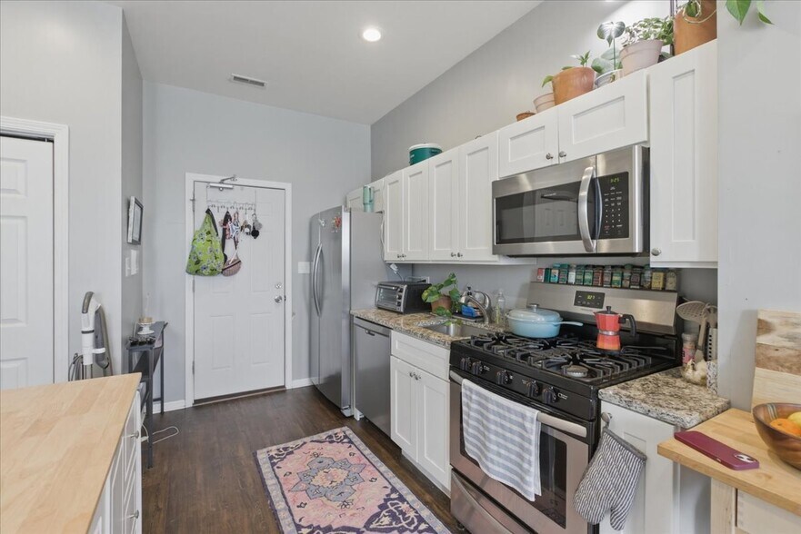 Building Photo - 1654 W Cortland St