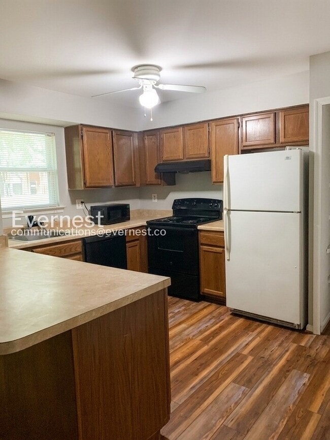 Building Photo - 3 Bed/3.5 Bath Townhome with Fenced Yard / Available Soon!