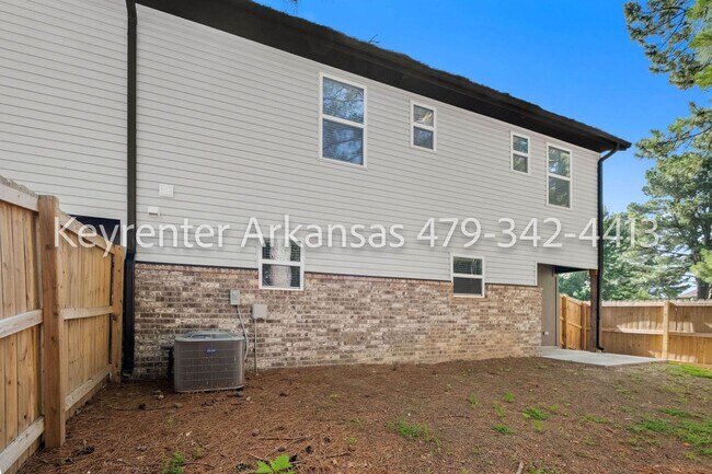 Building Photo - Beautiful 2 Bed, 3 Bath Home Just Off Weddington!