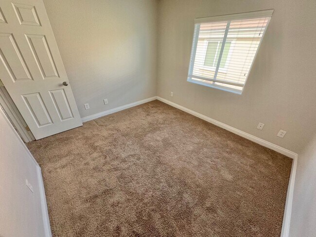 Building Photo - HERE'S THE PERFECT PLACE TO CALL HOME! 3 BEDROOM 2.5 BATHROOM TWO STORY TOWNHOUSE,