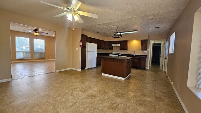 Building Photo - 3 Bed 2 Bath