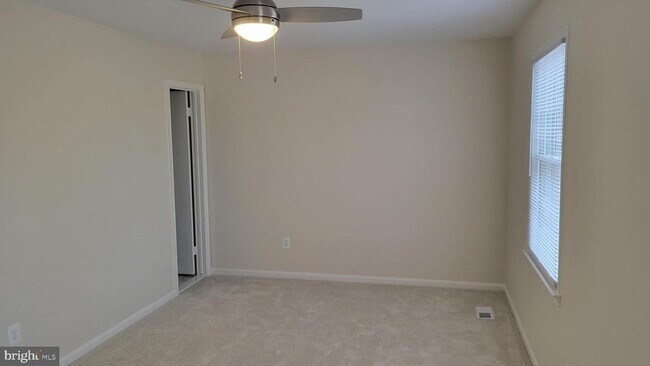 Building Photo - 2055 Pilgrim Dr