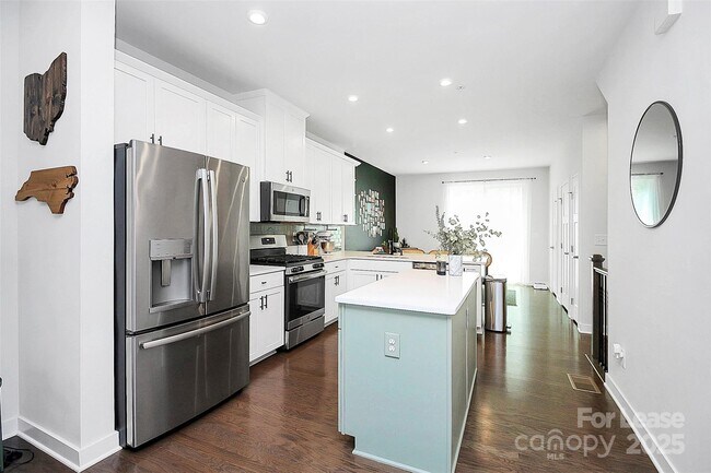 Building Photo - 256 Parkwood Ave