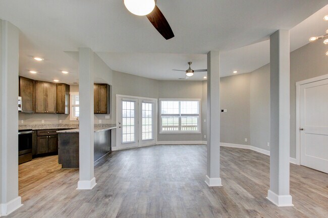 Building Photo - 127 Riverbend Dr