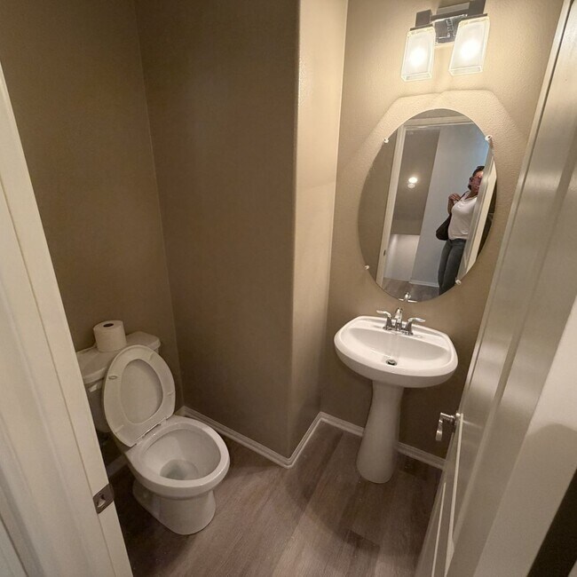 Building Photo - Modern 3-story townhouse in Eastvale-MOVE-IN SPECIAL $2595 FOR FIRST 3 MONTHS!