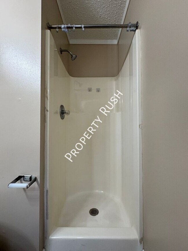 Building Photo - 1620 Hickory Pl