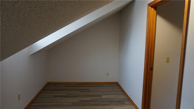 Building Photo - 107 N Elm Springs Rd