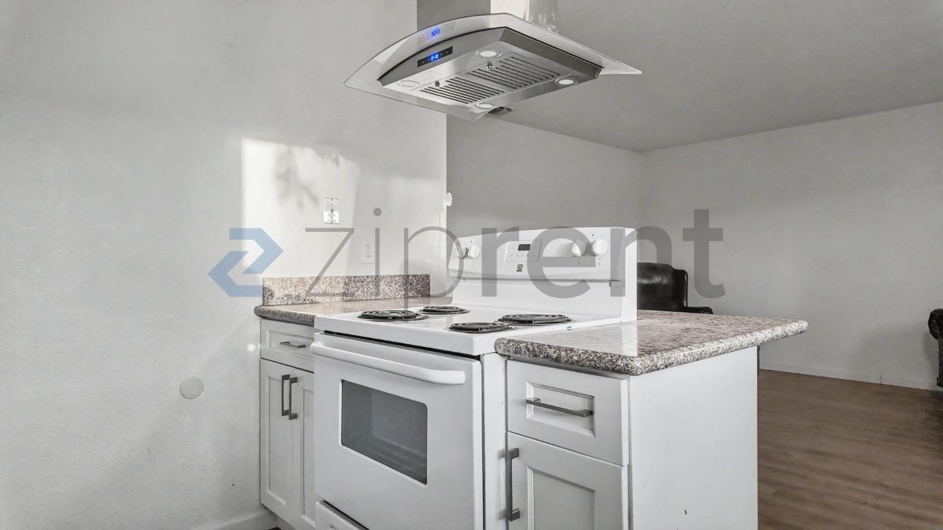 Building Photo - Unit D