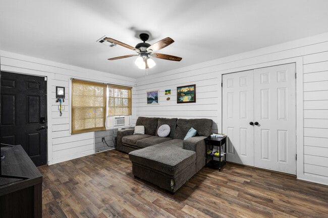 Building Photo - 1913 NW Baldwin Ave