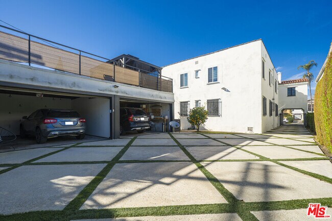 Building Photo - 1032 Masselin Ave