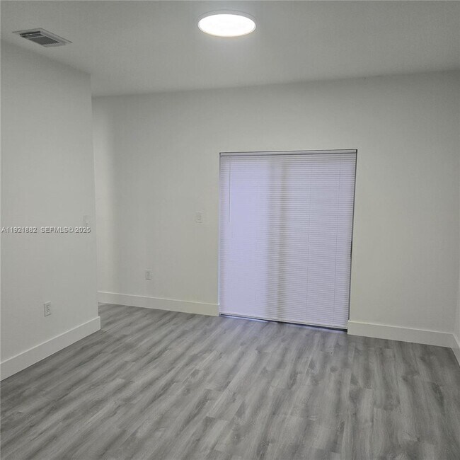 Building Photo - 4276 NE 26th Ct