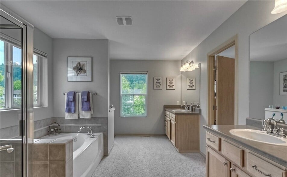 Building Photo - Beautiful Renton Home with A/C Available from now to 5/4/26