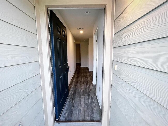 Building Photo - 15717 Del Norte Dr