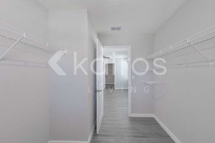 Building Photo - 8642 SW 43rd Ter