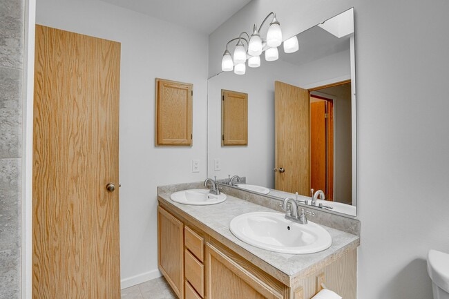 Building Photo - 4 Bedroom 2.5 Baths+ Bonus Home Office/ Woodinville $3850 per Month