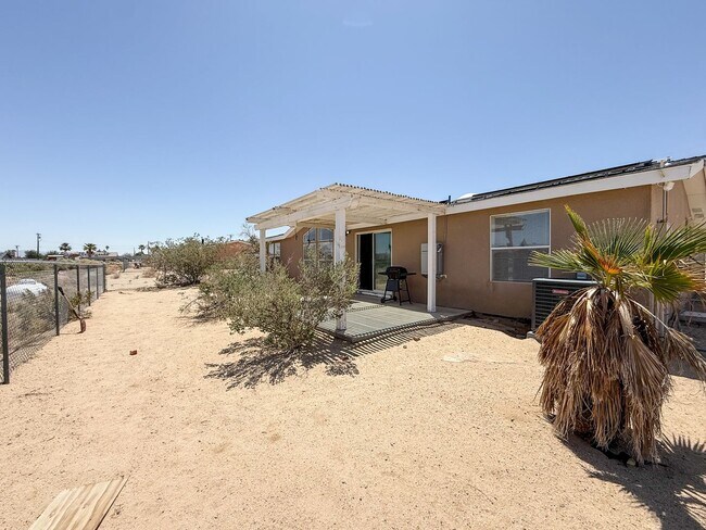 Building Photo - 29 Palms Home with Garage