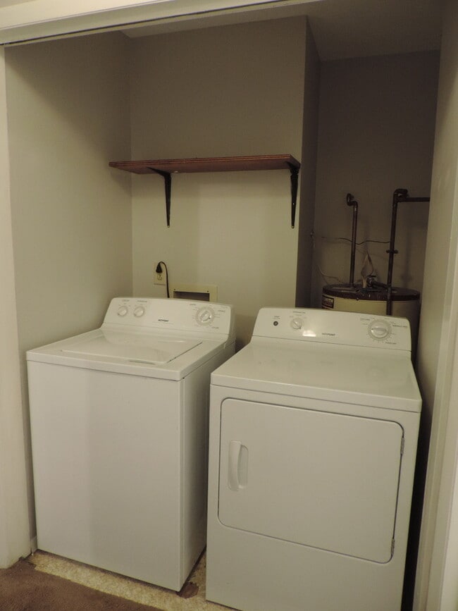 Building Photo - 4bd Lower Unit In Duplex Right Off New Market And Close To ASU