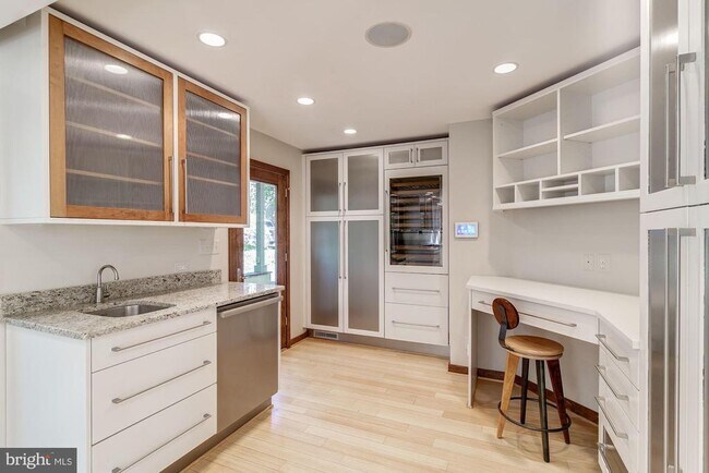 Building Photo - 1325 Darnall Dr