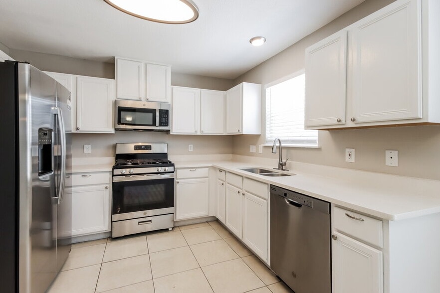 Building Photo - 7931 Evergreen Terrace Ln