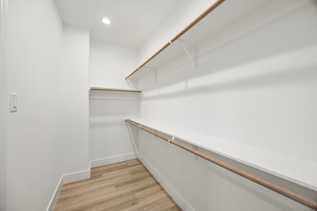 Building Photo - 4611 Dewberry St