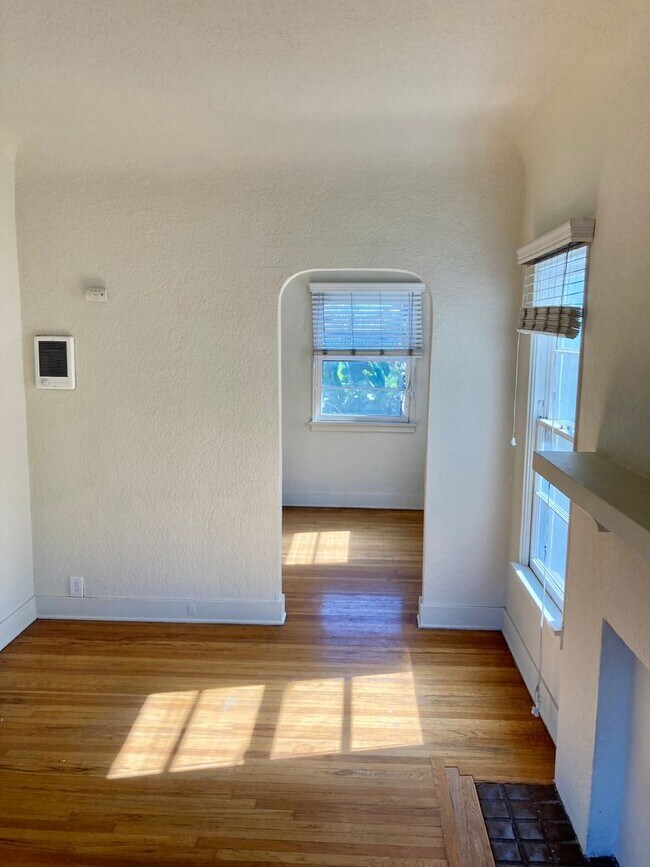 Building Photo - Spanish Craftsman Garden Apartments Bankers Hill