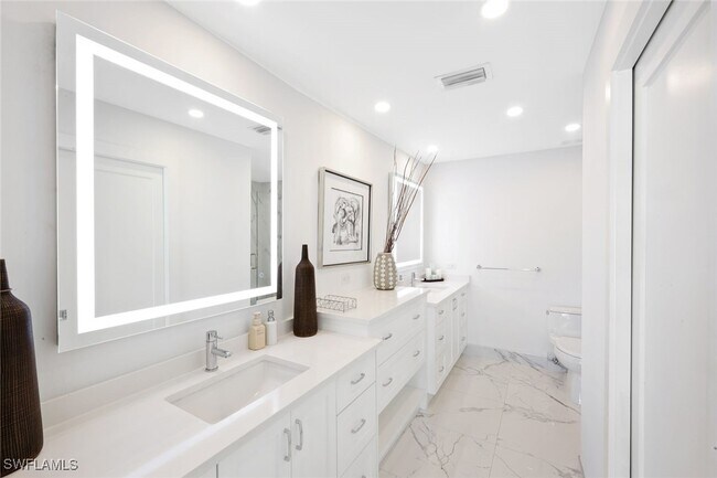 Building Photo - 800 River Point Dr