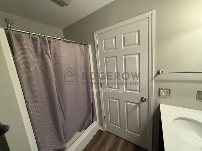 Building Photo - 4254 Peak Ln NE