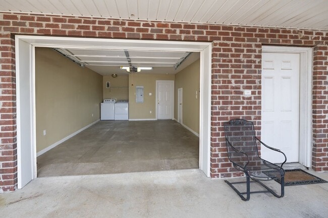 Building Photo - 4 bedroom Townhome Near LSU in a Gated Community