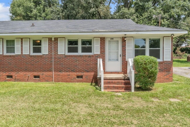 Primary Photo - Newly renovated 2 BR / 1 BA Duplex in hear...