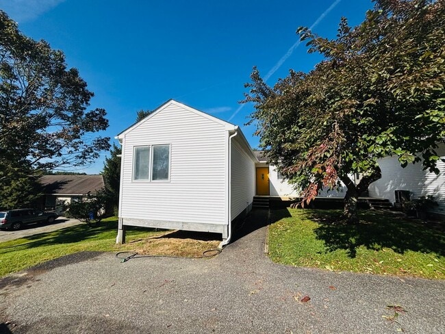 Building Photo - 1443 Sandy Cir