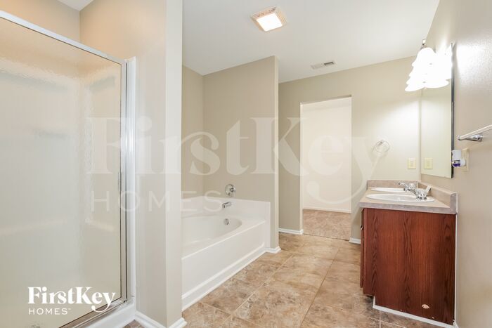 Building Photo - 5418 Fairway Forest Dr