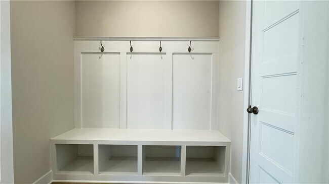 Building Photo - 5401 Bancroft Ln