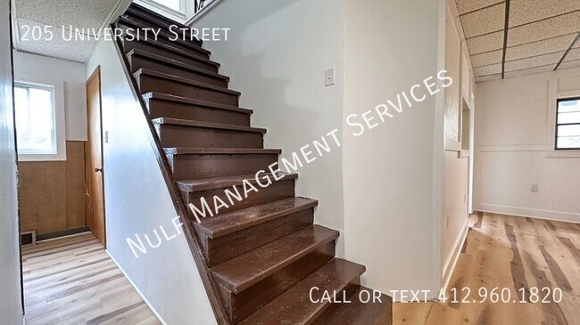 Building Photo - 205 University St