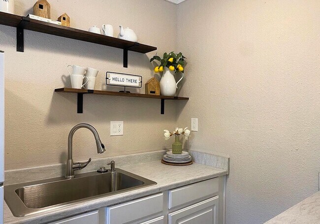 Building Photo - 301-307 N Gladstone Blvd - 307-32