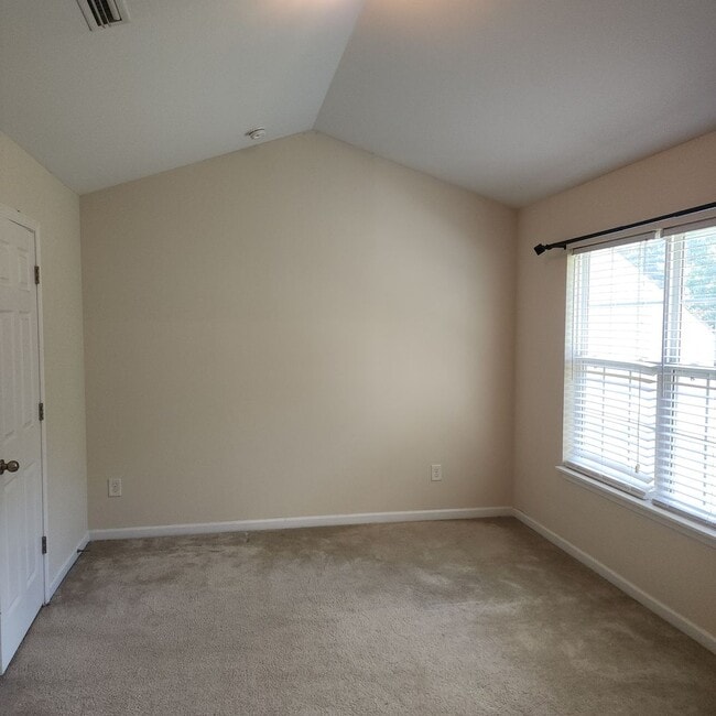 Building Photo - APPLICATION PENDING-3 Level Townhouse For ...