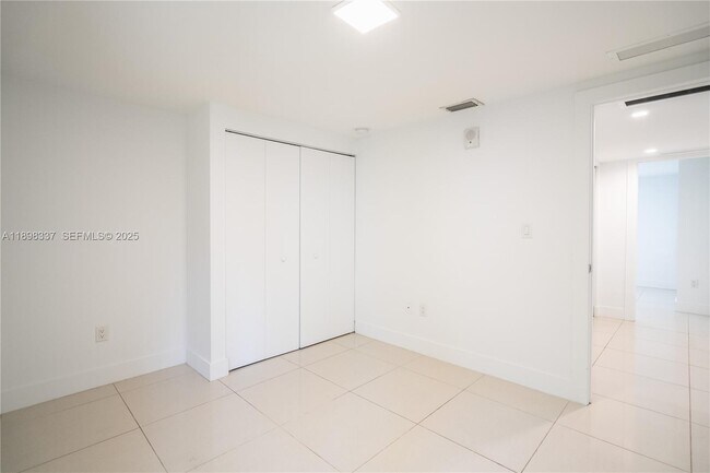 Building Photo - 1985 Bay Dr