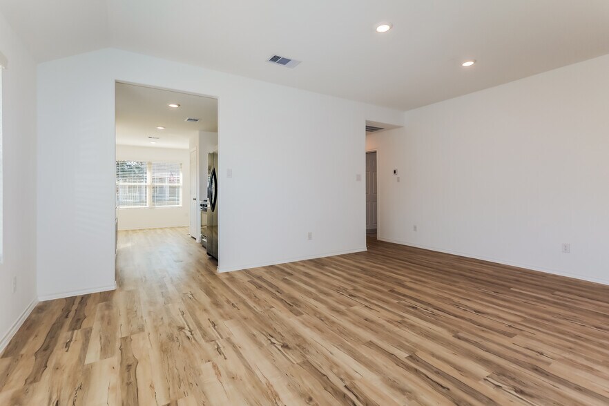 Building Photo - 11127 N Lake Mist Ln